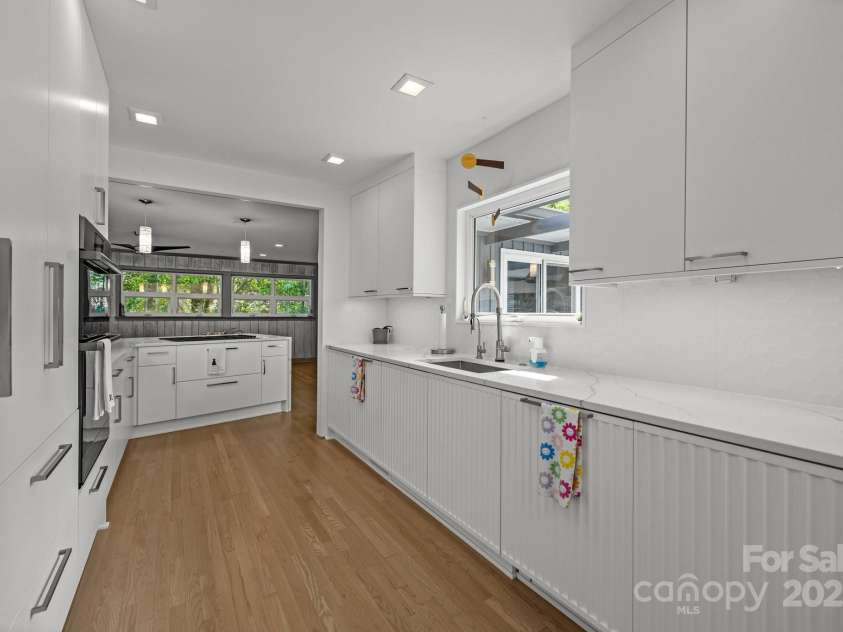 2121 Valencia Terrace, Charlotte, NC 28226.  MLS# CAR4257703, YatesRealty ID 14655. 
