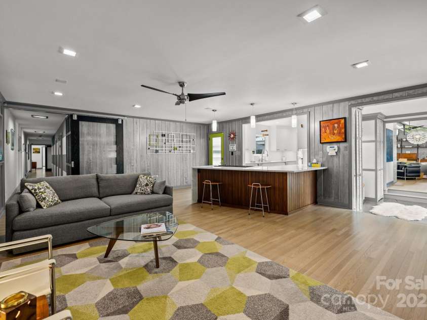 2121 Valencia Terrace, Charlotte, NC 28226.  MLS# CAR4257703, YatesRealty ID 14655. 