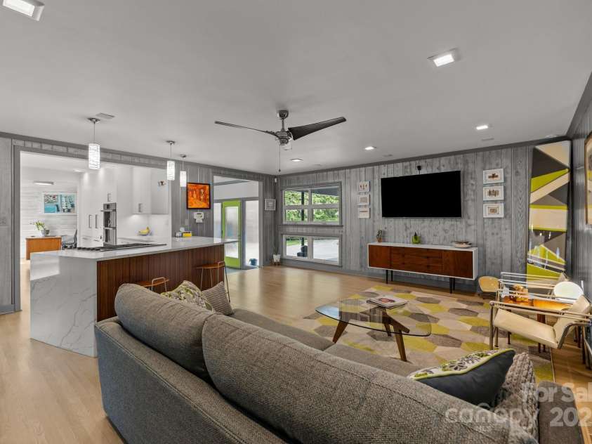 2121 Valencia Terrace, Charlotte, NC 28226.  MLS# CAR4257703, YatesRealty ID 14655. 