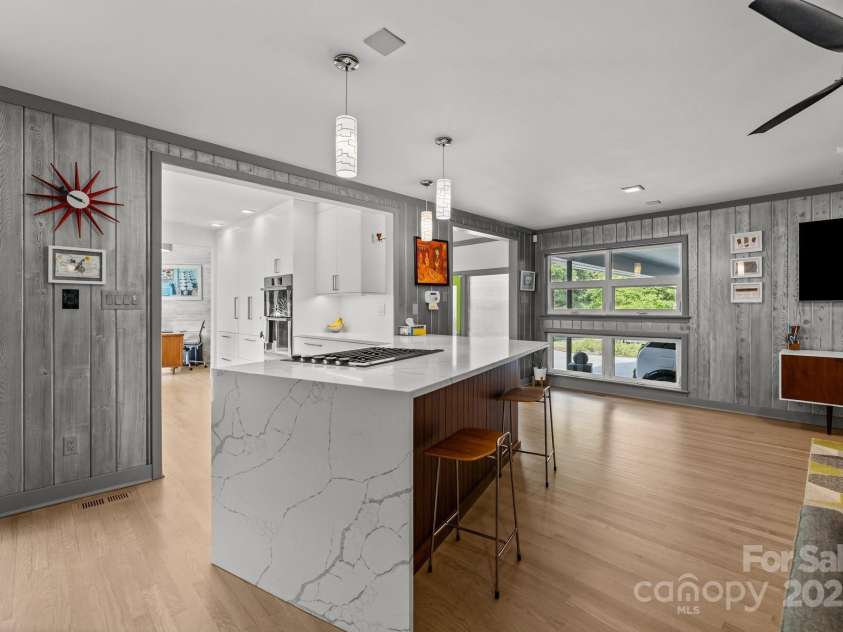 2121 Valencia Terrace, Charlotte, NC 28226.  MLS# CAR4257703, YatesRealty ID 14655. 