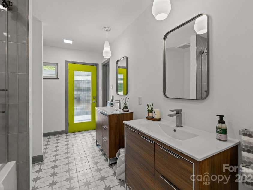 2121 Valencia Terrace, Charlotte, NC 28226.  MLS# CAR4257703, YatesRealty ID 14655. 
