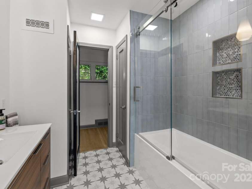 2121 Valencia Terrace, Charlotte, NC 28226.  MLS# CAR4257703, YatesRealty ID 14655. 
