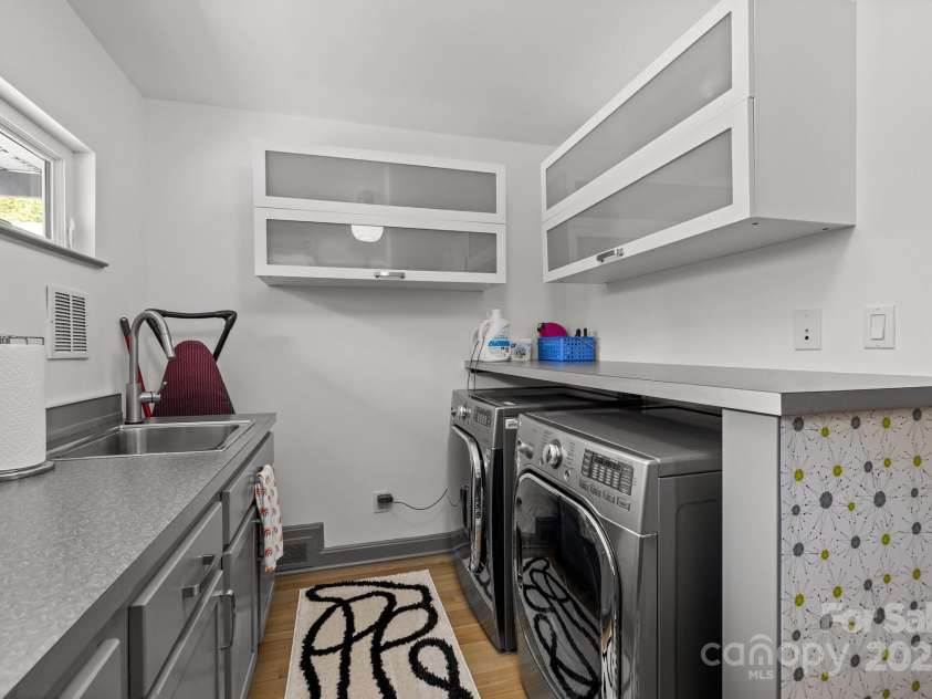 2121 Valencia Terrace, Charlotte, NC 28226.  MLS# CAR4257703, YatesRealty ID 14655. 