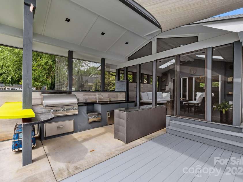 2121 Valencia Terrace, Charlotte, NC 28226.  MLS# CAR4257703, YatesRealty ID 14655. 