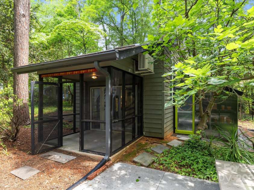 2121 Valencia Terrace, Charlotte, NC 28226.  MLS# CAR4257703, YatesRealty ID 14655. 