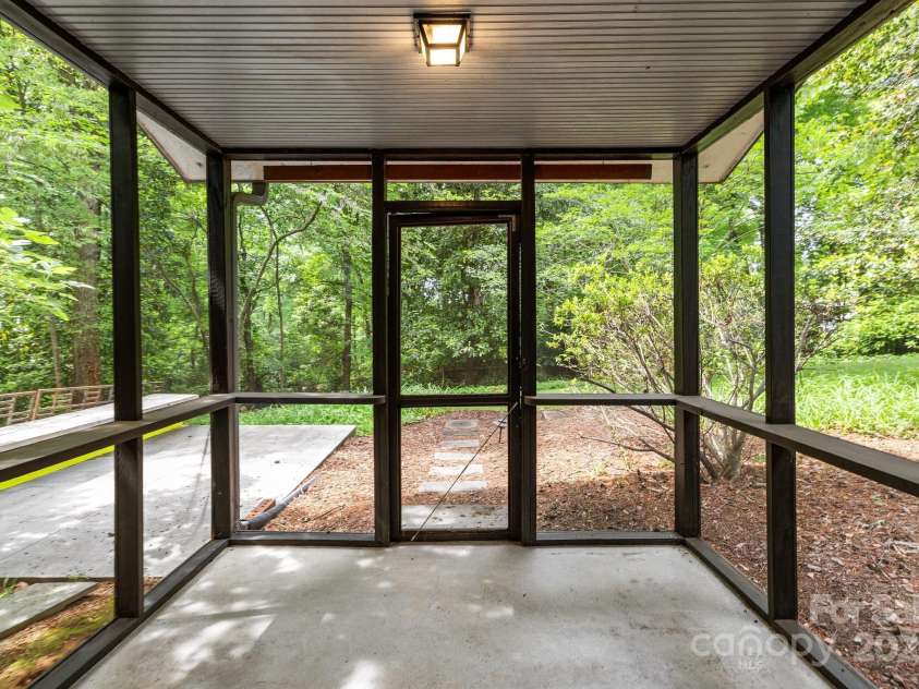 2121 Valencia Terrace, Charlotte, NC 28226.  MLS# CAR4257703, YatesRealty ID 14655. 