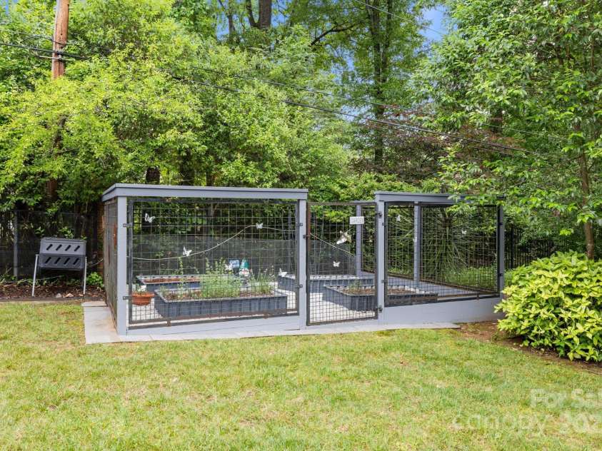 2121 Valencia Terrace, Charlotte, NC 28226.  MLS# CAR4257703, YatesRealty ID 14655. 