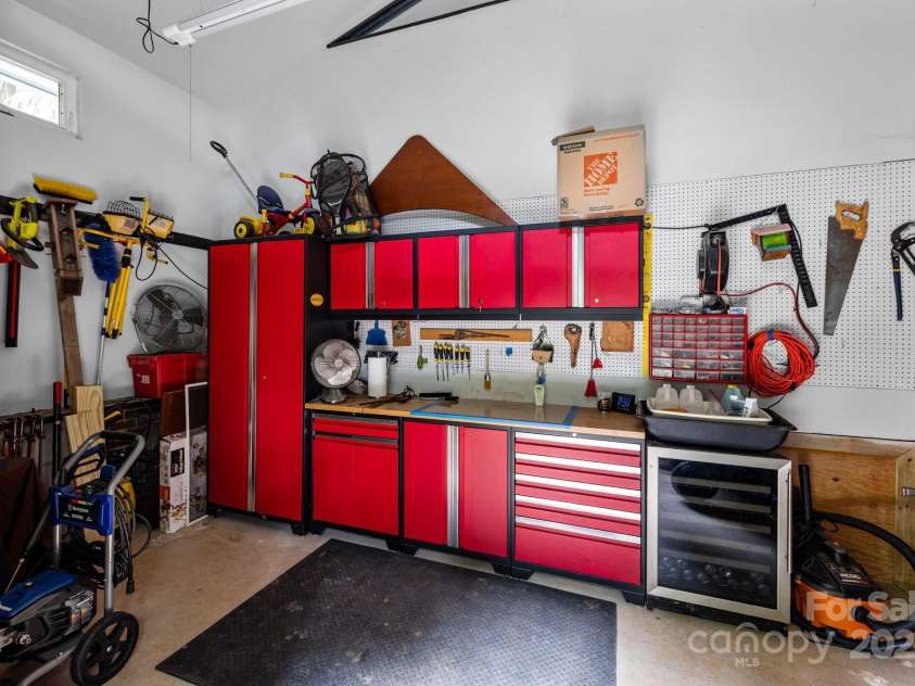 2121 Valencia Terrace, Charlotte, NC 28226.  MLS# CAR4257703, YatesRealty ID 14655. 