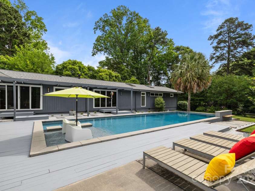 2121 Valencia Terrace, Charlotte, NC 28226.  MLS# CAR4257703, YatesRealty ID 14655. 