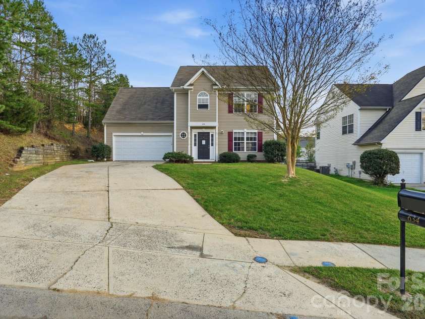 634 Longacre Drive, Charlotte, NC 28214.  MLS# CAR4360940, YatesRealty ID 14656. 