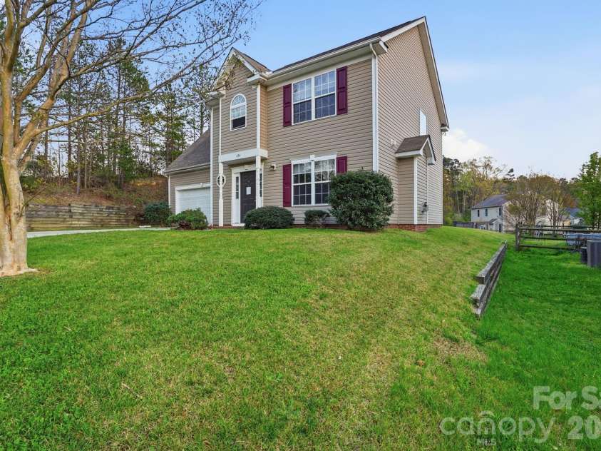 634 Longacre Drive, Charlotte, NC 28214.  MLS# CAR4360940, YatesRealty ID 14656. 