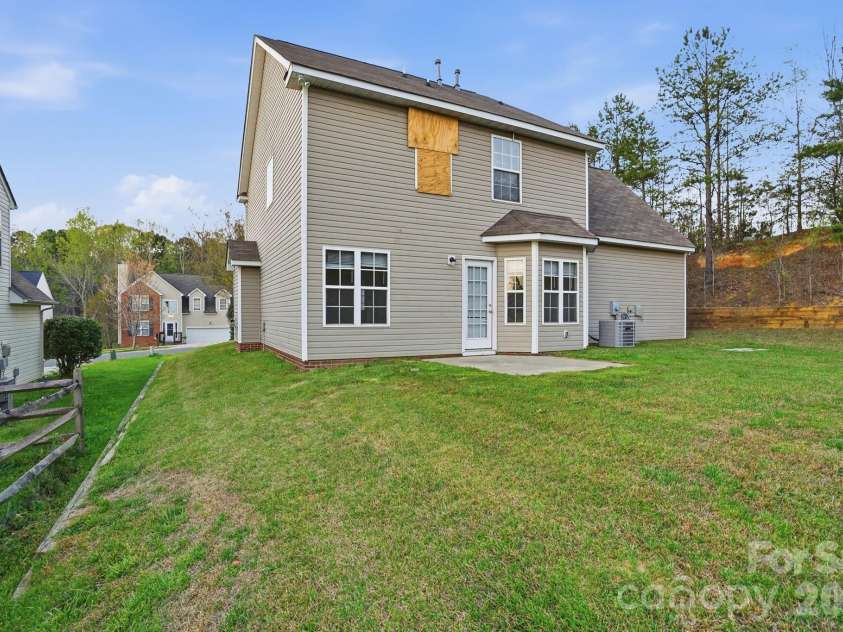 634 Longacre Drive, Charlotte, NC 28214.  MLS# CAR4360940, YatesRealty ID 14656. 