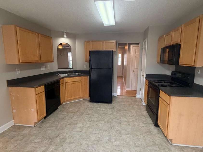 634 Longacre Drive, Charlotte, NC 28214.  MLS# CAR4360940, YatesRealty ID 14656. 
