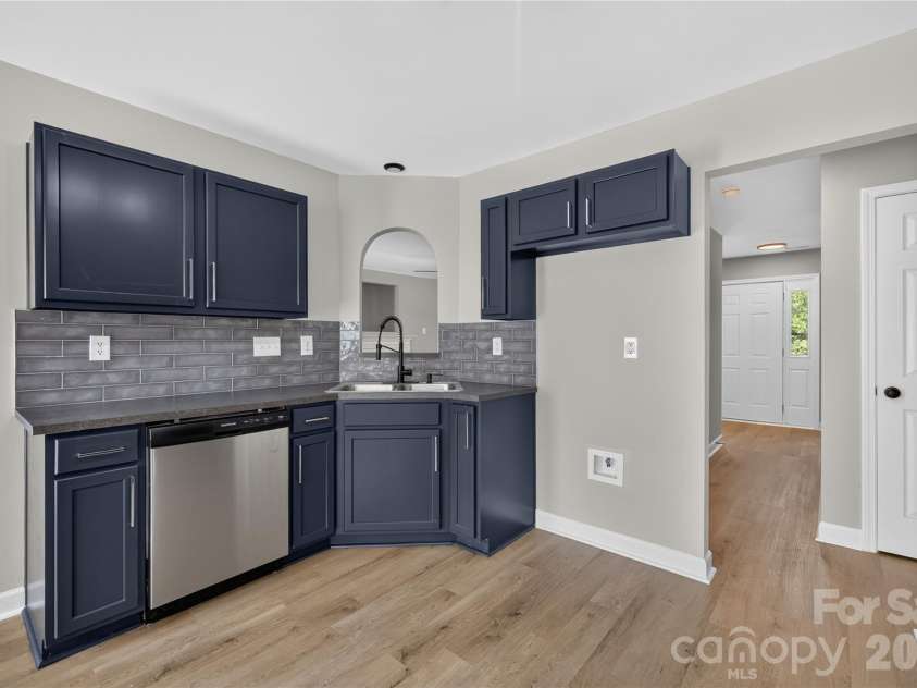 634 Longacre Drive, Charlotte, NC 28214.  MLS# CAR4422052, YatesRealty ID 14656. 