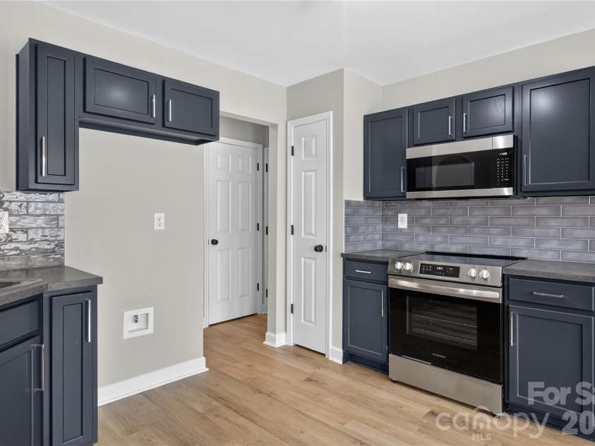 634 Longacre Drive, Charlotte, NC 28214.  MLS# CAR4422052, YatesRealty ID 14656. 