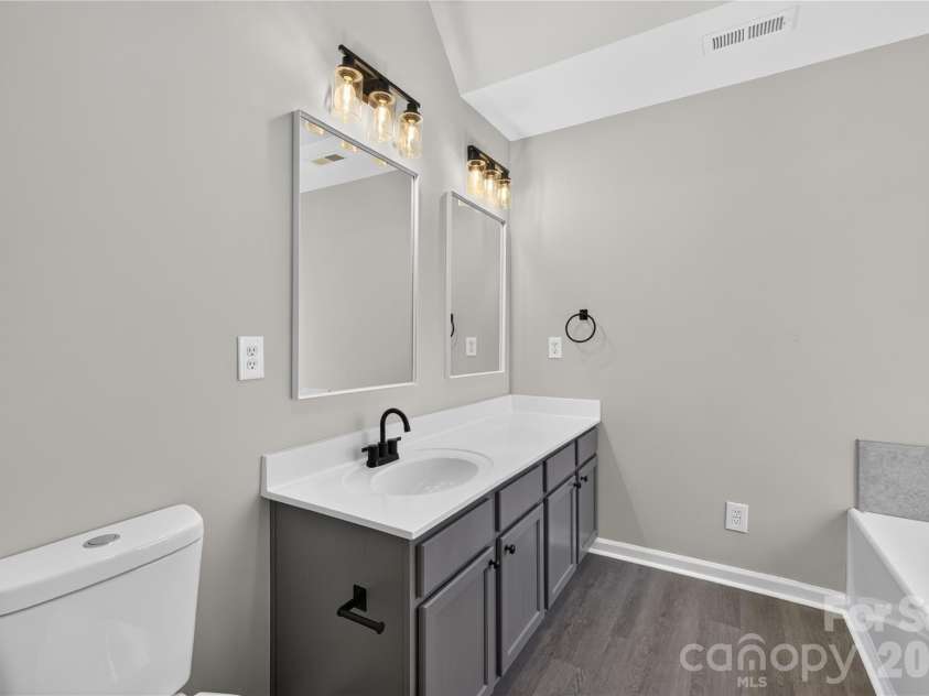 634 Longacre Drive, Charlotte, NC 28214.  MLS# CAR4422052, YatesRealty ID 14656. 