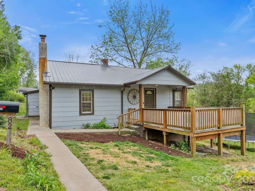 82 Lincoln Park Road, Burnsville, NC 28714.  MLS# CAR4253950, YatesRealty ID 14656. 