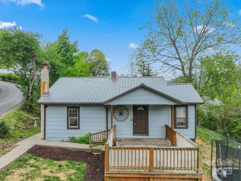 82 Lincoln Park Road, Burnsville, NC 28714.  MLS# CAR4253950, YatesRealty ID 14656. 