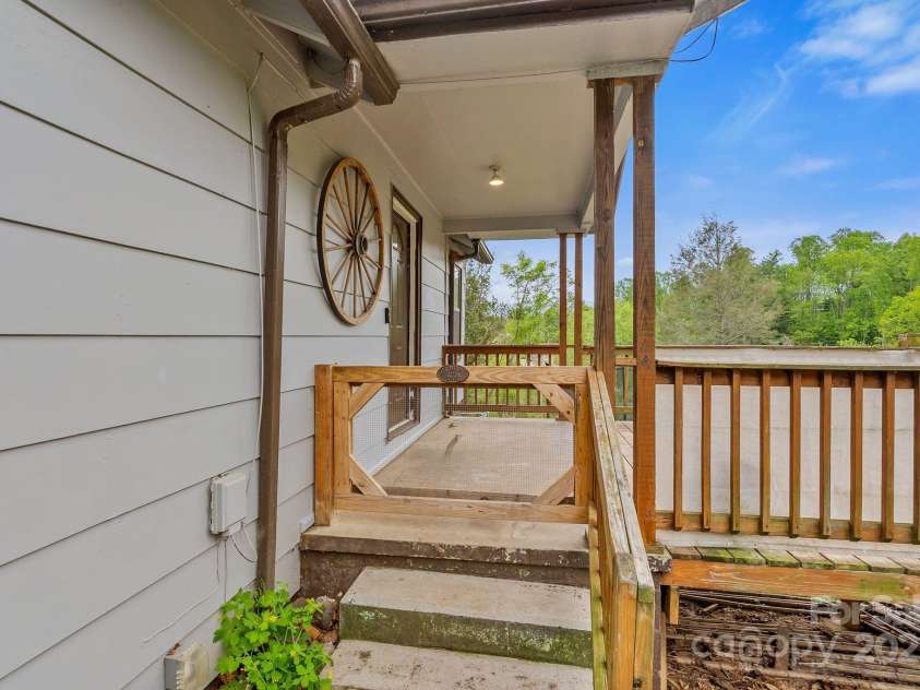 82 Lincoln Park Road, Burnsville, NC 28714.  MLS# CAR4253950, YatesRealty ID 14656. 