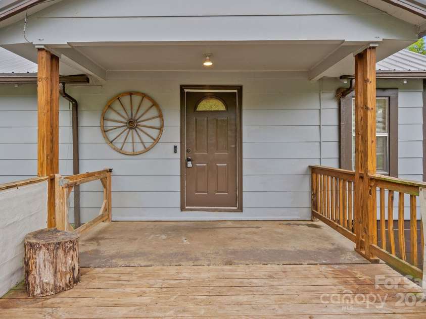 82 Lincoln Park Road, Burnsville, NC 28714.  MLS# CAR4253950, YatesRealty ID 14656. 