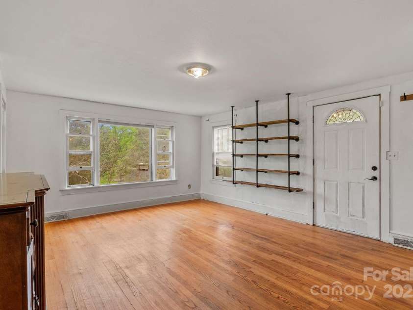 82 Lincoln Park Road, Burnsville, NC 28714.  MLS# CAR4253950, YatesRealty ID 14656. 