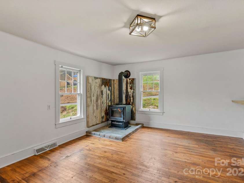 82 Lincoln Park Road, Burnsville, NC 28714.  MLS# CAR4253950, YatesRealty ID 14656. 