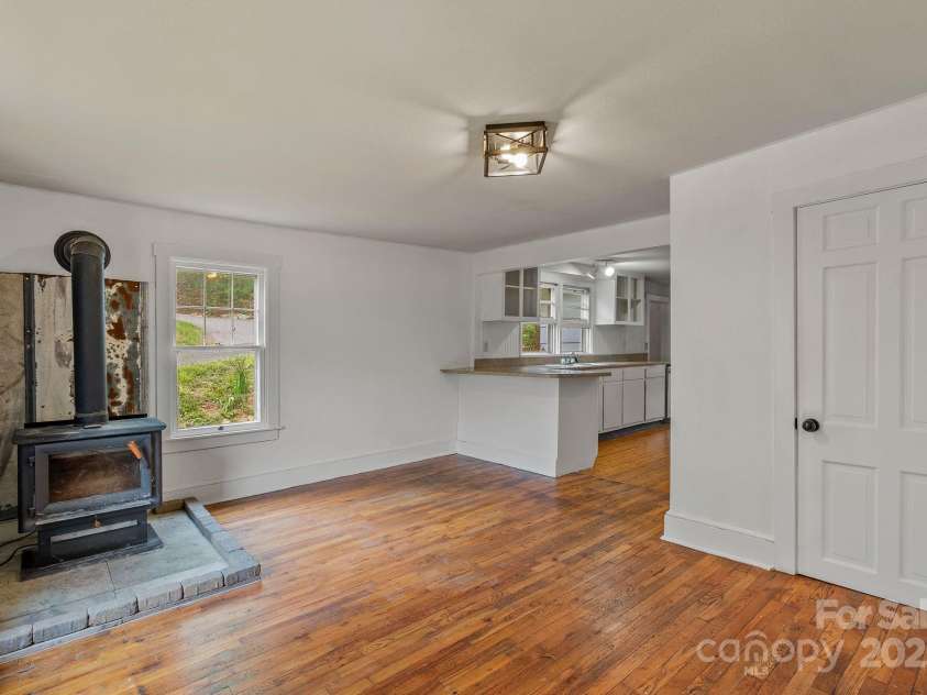 82 Lincoln Park Road, Burnsville, NC 28714.  MLS# CAR4253950, YatesRealty ID 14656. 