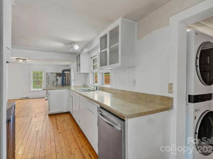 82 Lincoln Park Road, Burnsville, NC 28714.  MLS# CAR4253950, YatesRealty ID 14656. 