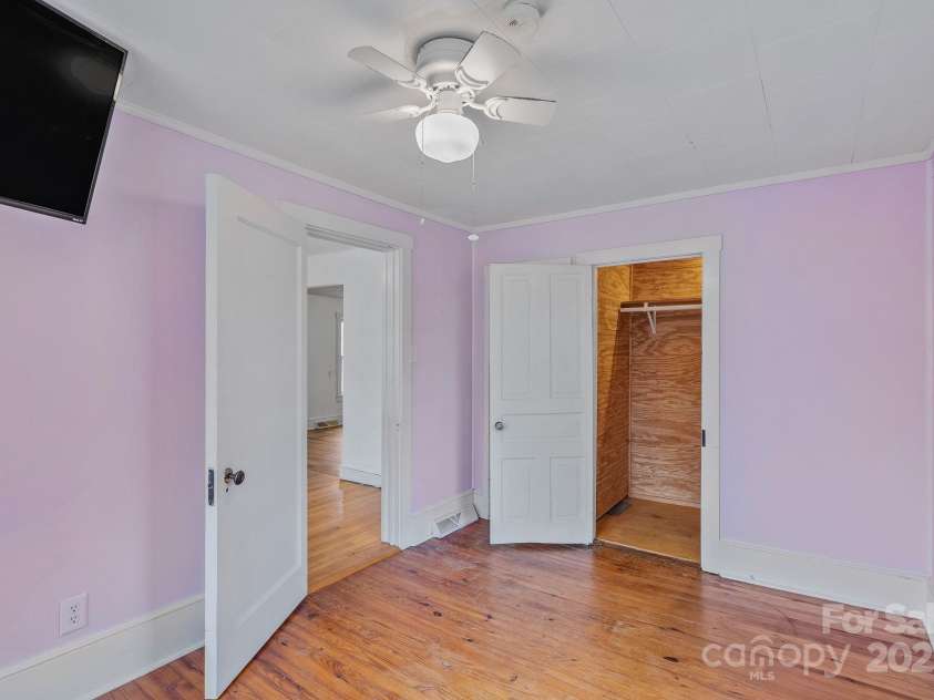 82 Lincoln Park Road, Burnsville, NC 28714.  MLS# CAR4253950, YatesRealty ID 14656. 