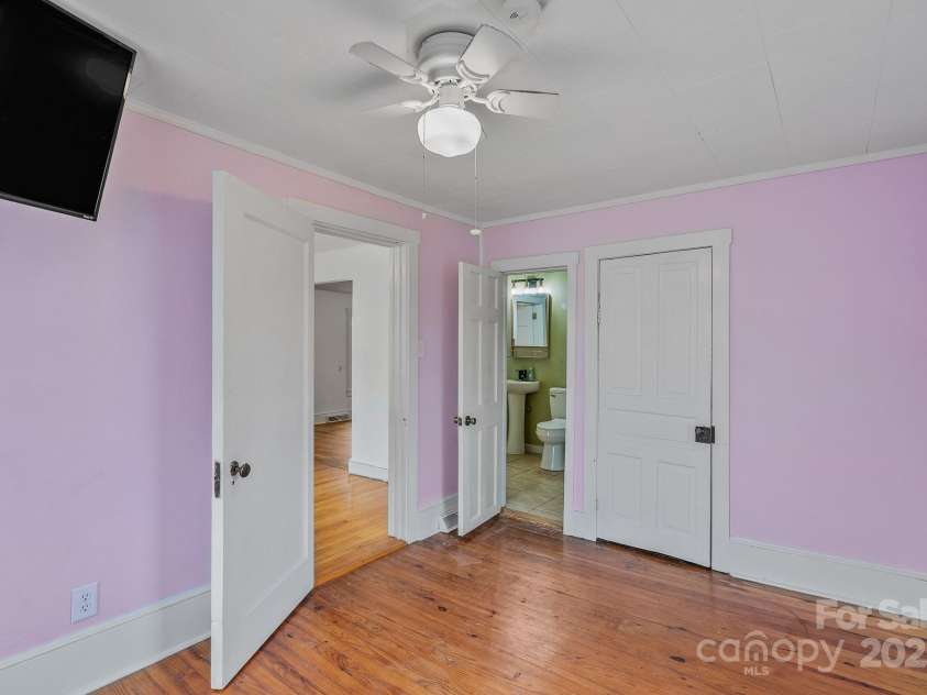 82 Lincoln Park Road, Burnsville, NC 28714.  MLS# CAR4253950, YatesRealty ID 14656. 