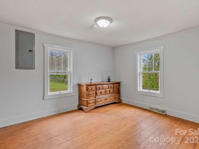 82 Lincoln Park Road, Burnsville, NC 28714.  MLS# CAR4253950, YatesRealty ID 14656. 