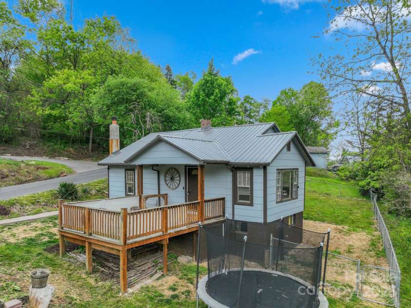 82 Lincoln Park Road, Burnsville, NC 28714.  MLS# CAR4253950, YatesRealty ID 14656. 