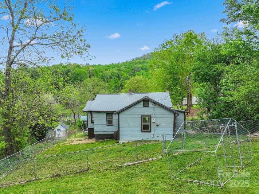 82 Lincoln Park Road, Burnsville, NC 28714.  MLS# CAR4253950, YatesRealty ID 14656. 