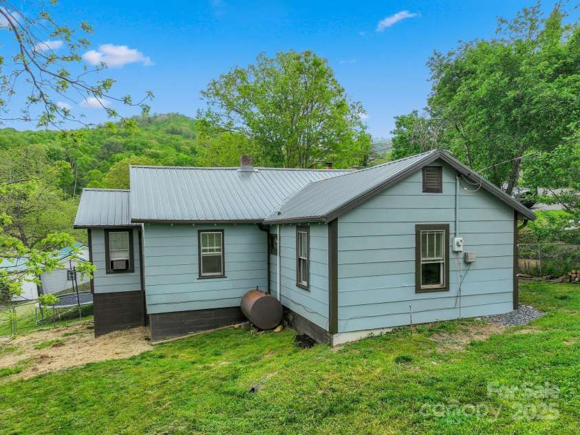 82 Lincoln Park Road, Burnsville, NC 28714.  MLS# CAR4253950, YatesRealty ID 14656. 