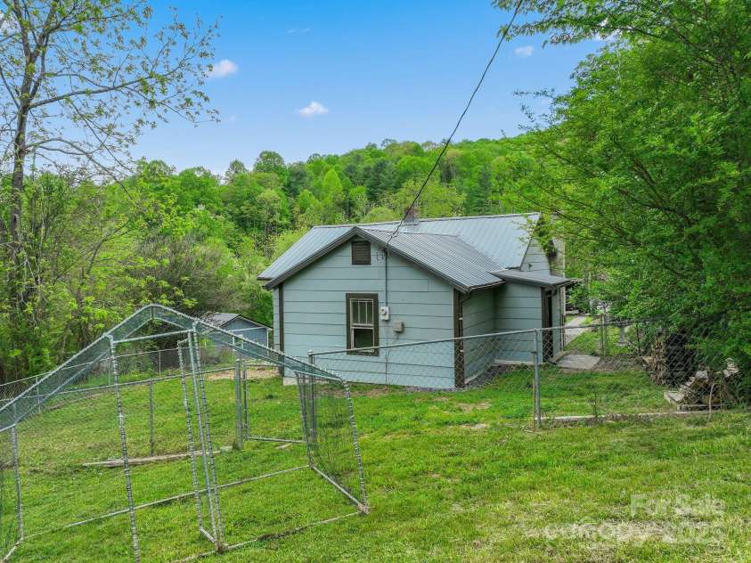 82 Lincoln Park Road, Burnsville, NC 28714.  MLS# CAR4253950, YatesRealty ID 14656. 