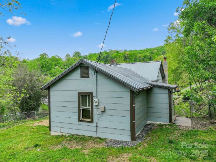 82 Lincoln Park Road, Burnsville, NC 28714.  MLS# CAR4253950, YatesRealty ID 14656. 