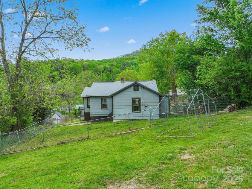 82 Lincoln Park Road, Burnsville, NC 28714.  MLS# CAR4253950, YatesRealty ID 14656. 