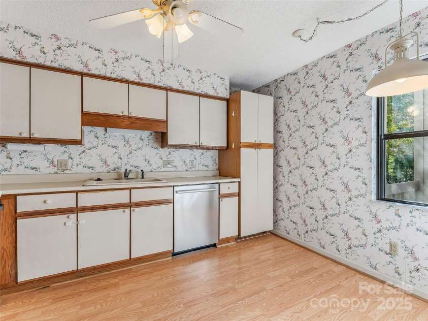 1203 Abbey Circle, Asheville, NC 28805.  MLS# CAR4315432, YatesRealty ID 14657. Newer dishwasher