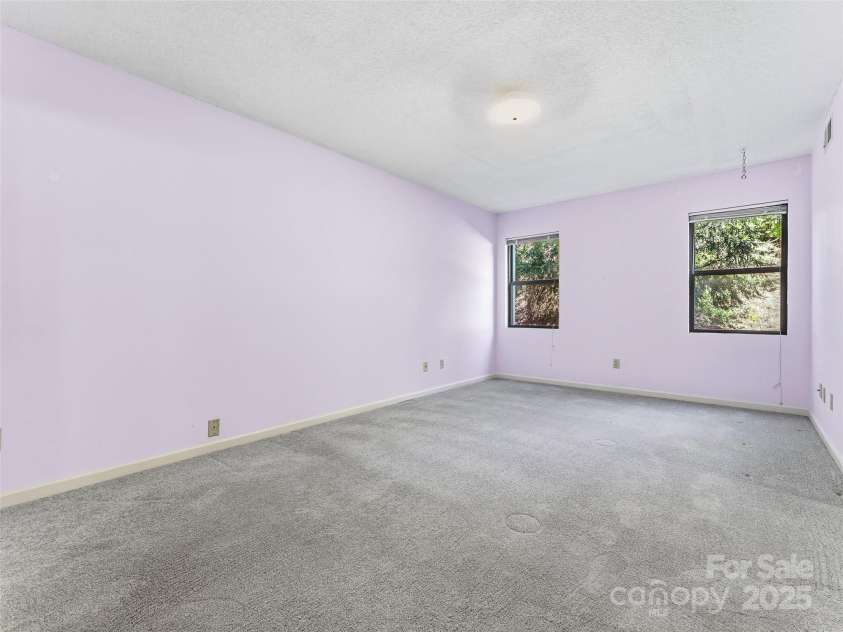 1203 Abbey Circle, Asheville, NC 28805.  MLS# CAR4315432, YatesRealty ID 14657. Oversized main bedroom