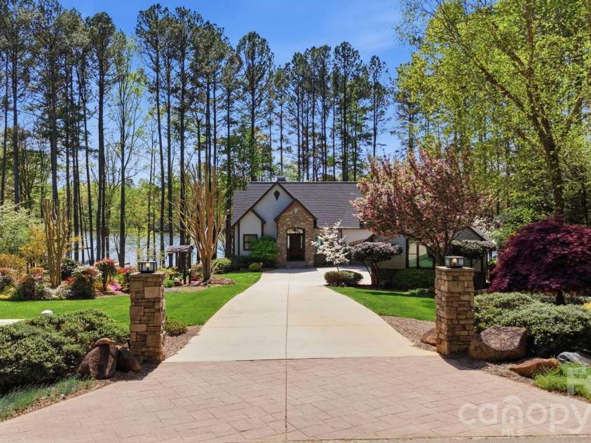 901 Sunset Pointe Drive, Salisbury, NC 28146.  MLS# CAR4364360, YatesRealty ID 14658. 