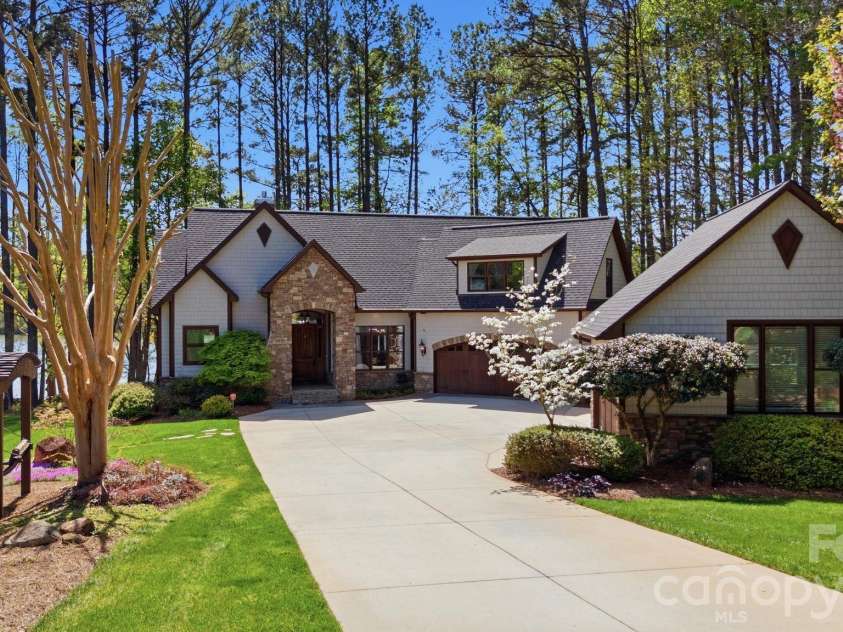 901 Sunset Pointe Drive, Salisbury, NC 28146.  MLS# CAR4364360, YatesRealty ID 14658. 