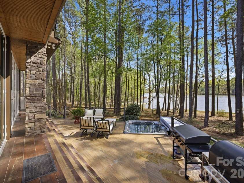 901 Sunset Pointe Drive, Salisbury, NC 28146.  MLS# CAR4364360, YatesRealty ID 14658. 