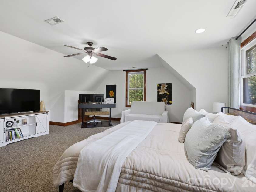 901 Sunset Pointe Drive, Salisbury, NC 28146.  MLS# CAR4364360, YatesRealty ID 14658. 