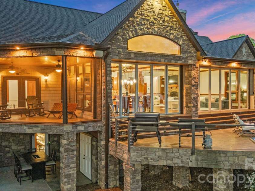 901 Sunset Pointe Drive, Salisbury, NC 28146.  MLS# CAR4364360, YatesRealty ID 14658. 