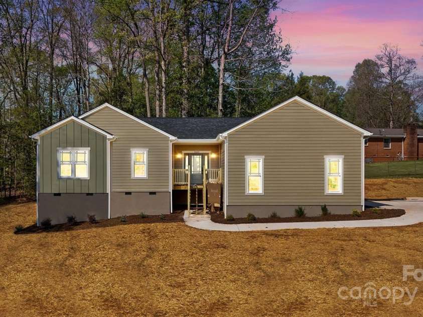 9165 Cherokee Drive, Hickory, NC 28601.  MLS# CAR4247645, YatesRealty ID 14660. 
