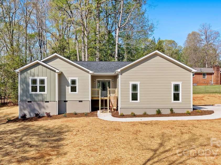 9165 Cherokee Drive, Hickory, NC 28601.  MLS# CAR4247645, YatesRealty ID 14660. 