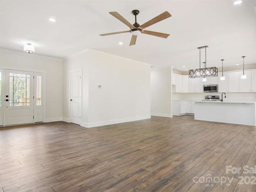 9165 Cherokee Drive, Hickory, NC 28601.  MLS# CAR4247645, YatesRealty ID 14660. 