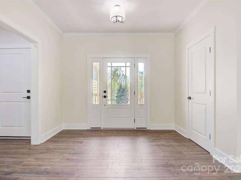 9165 Cherokee Drive, Hickory, NC 28601.  MLS# CAR4247645, YatesRealty ID 14660. 