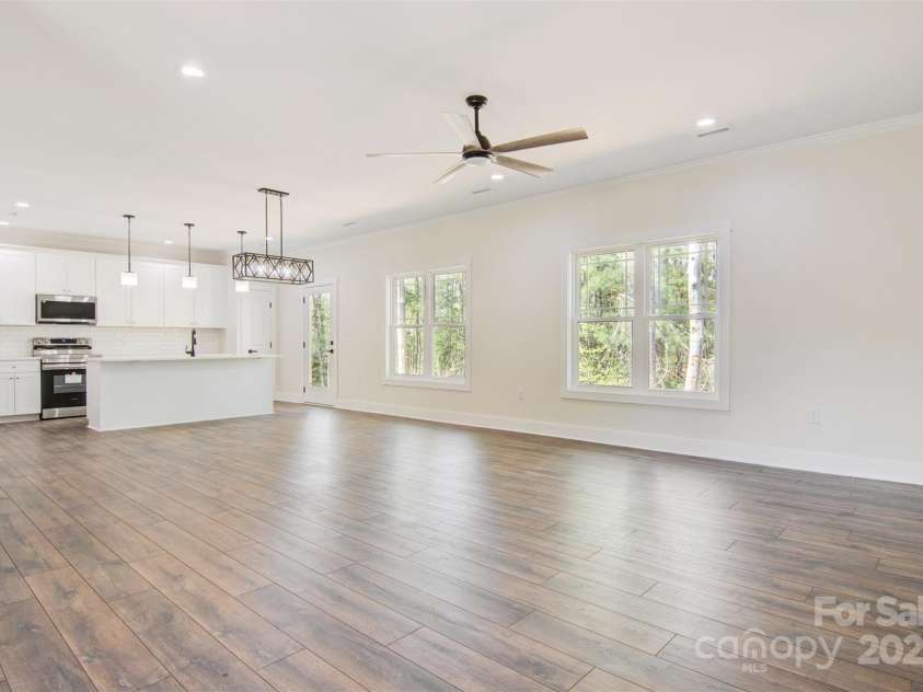 9165 Cherokee Drive, Hickory, NC 28601.  MLS# CAR4247645, YatesRealty ID 14660. 