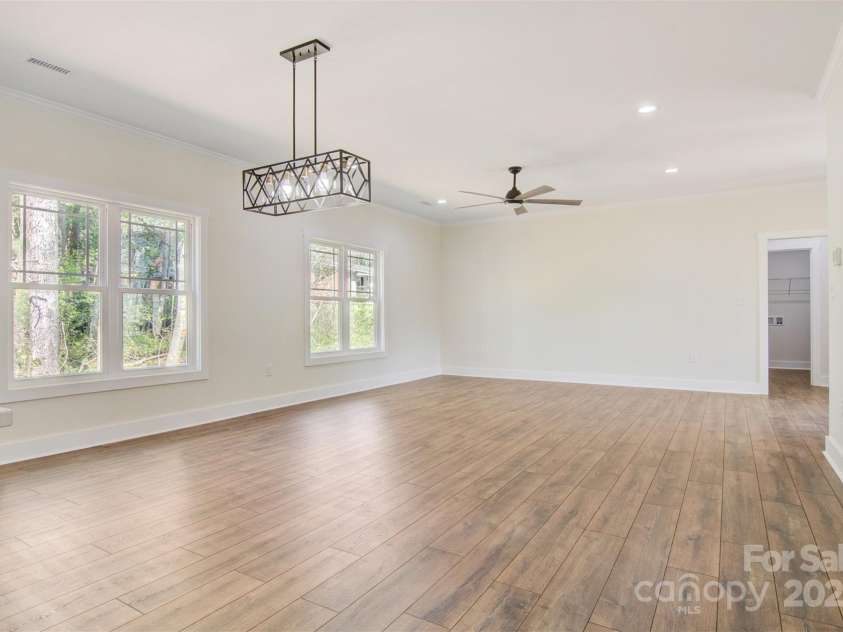 9165 Cherokee Drive, Hickory, NC 28601.  MLS# CAR4247645, YatesRealty ID 14660. 